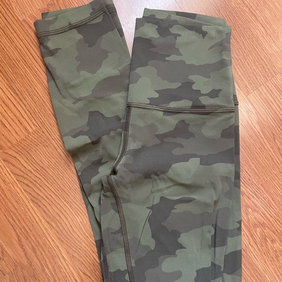 Lululemon camo leggings size 2 - Picture 1 of 2